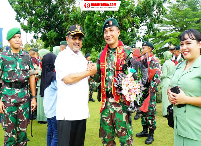 Bupati Kabupaten Karimun Aunur Rafiq saat salam komando dengan prajurit